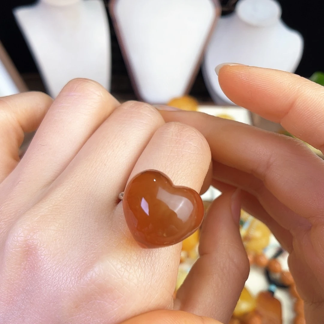 未镶嵌琥珀珠宝奇石果*皮。