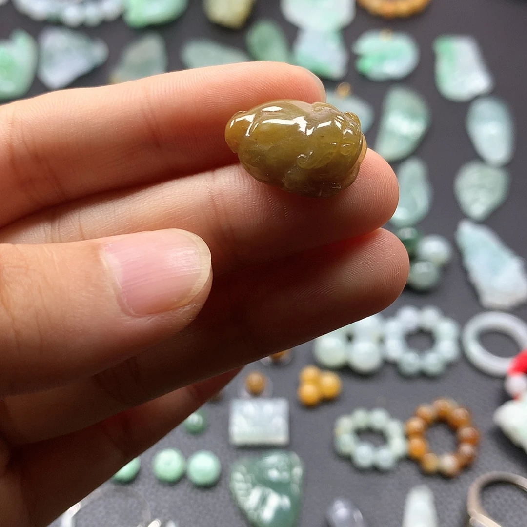 翡翠未镶嵌颈饰金蟾