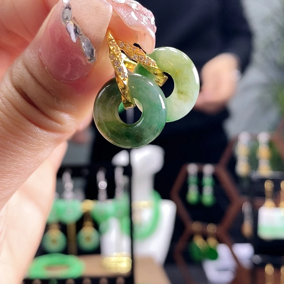 翡翠耳饰未镶嵌翡翠