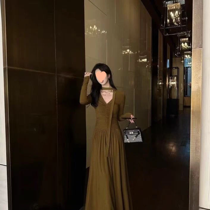 小众设计感褶皱飘带气质连衣裙女秋季修身显瘦a字针织大摆长裙