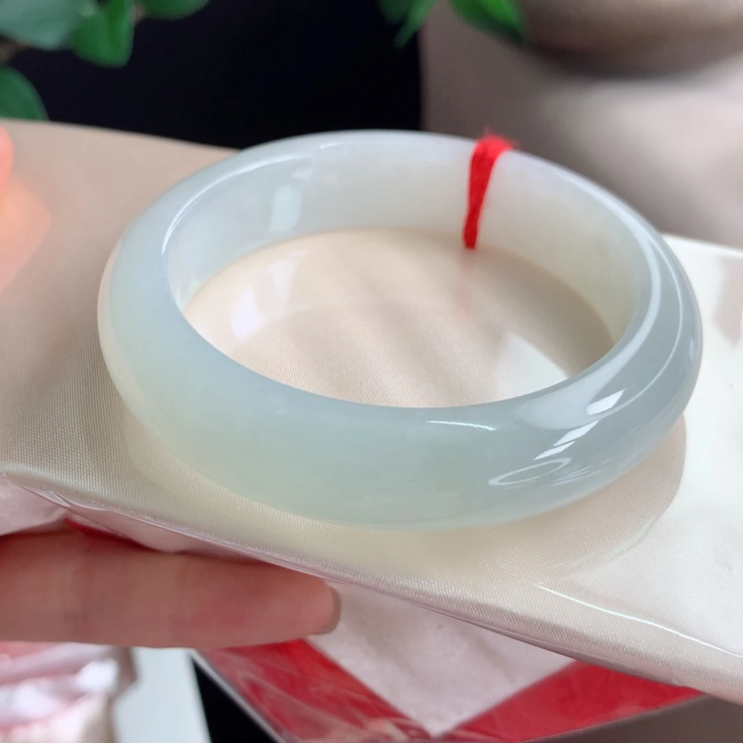 翡翠手镯未镶嵌，25号小轮胎