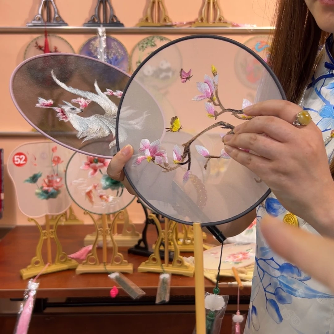 真丝刺绣团扇玉兰花