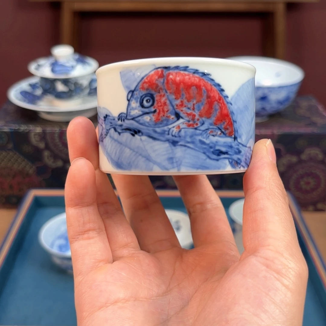 青花釉里红变色龙小马蹄杯