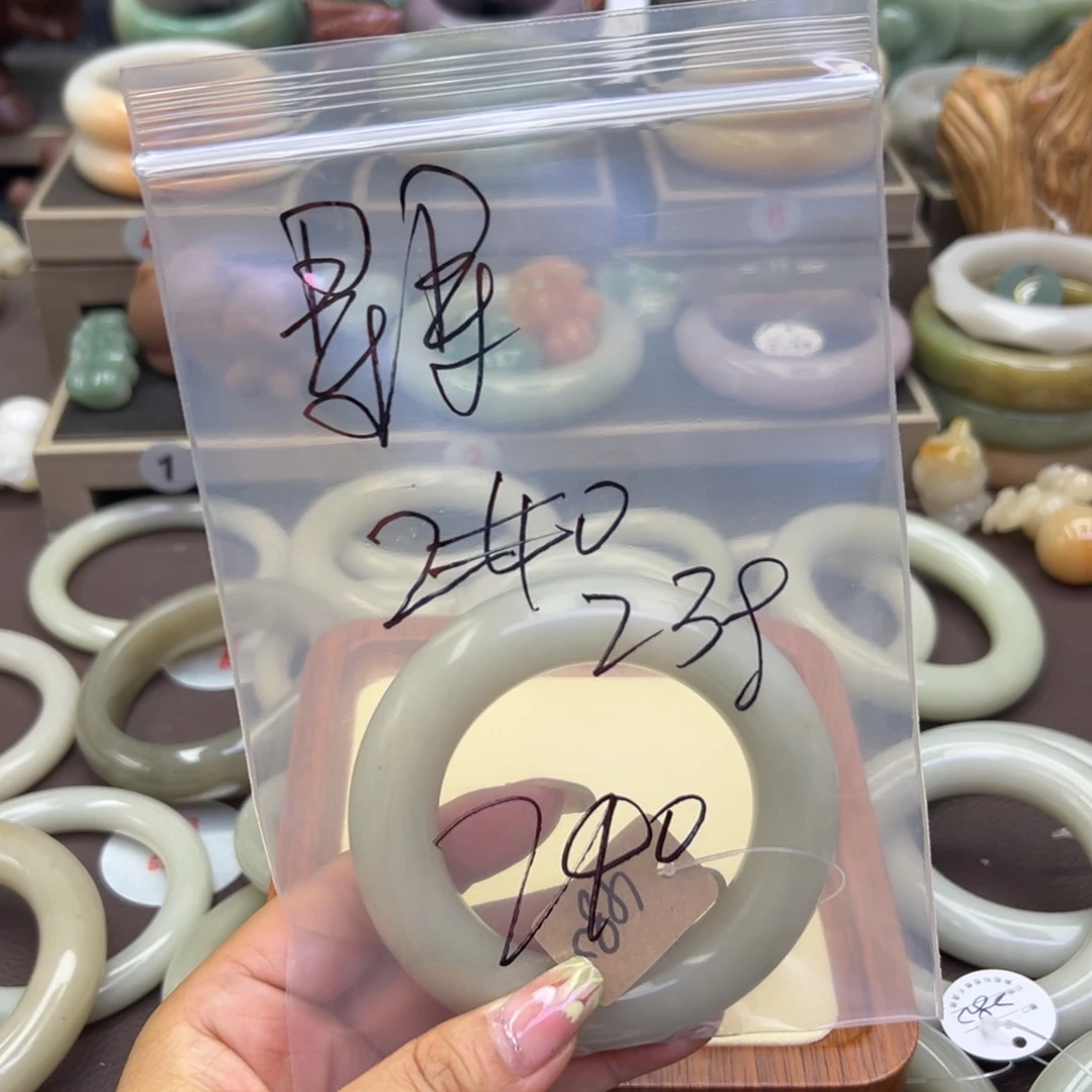 石英质玉手镯未镶嵌做***?