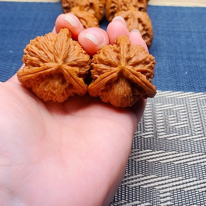 本***影文玩核桃吊坠三棱