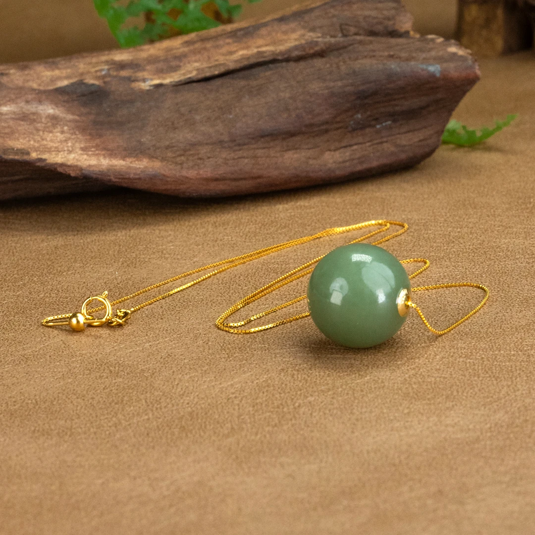 和田玉转运珠吊坠 湖水绿18k金油润光泽玉质细腻(1841)