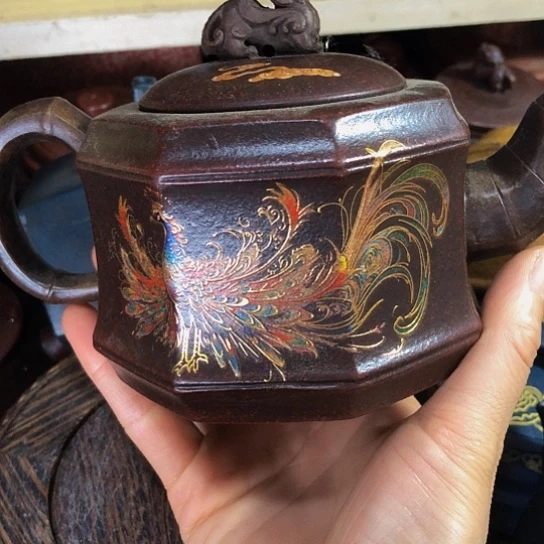 茶壶紫砂原矿泥料手工制作的一把紫砂壶。