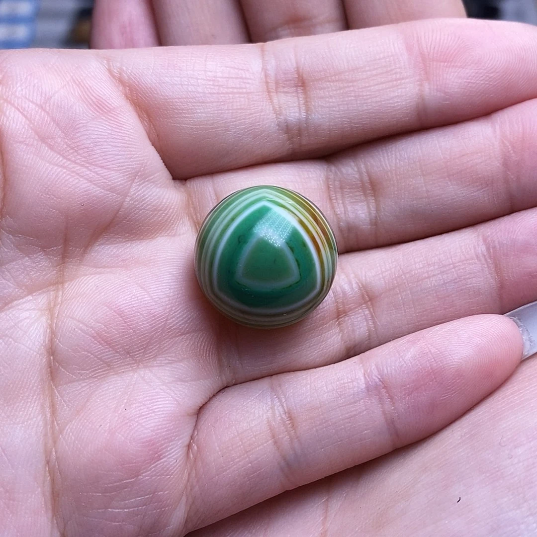 未镶嵌颈饰玛瑙/玉髓津****?