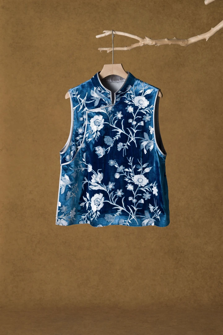 大满家绣花重工蓝底白色钉珠真丝丝绒立领偏襟马甲国风新中式