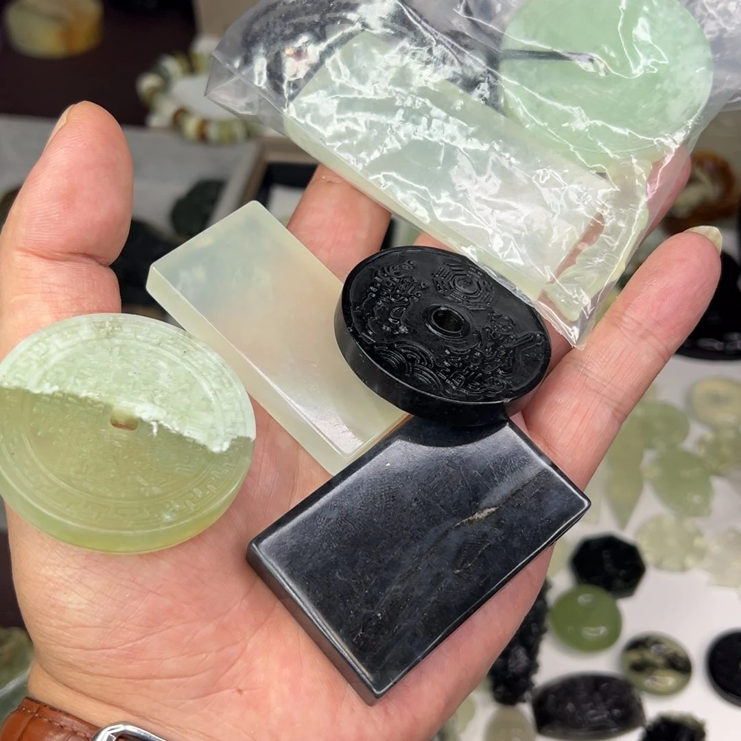 懿****岫玉未镶嵌颈饰7个