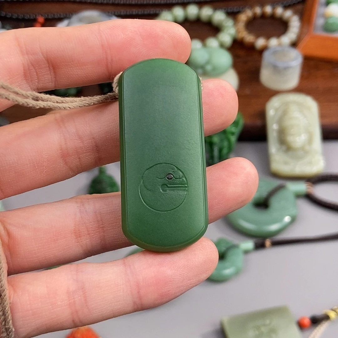 悠***然和田玉未镶嵌颈饰