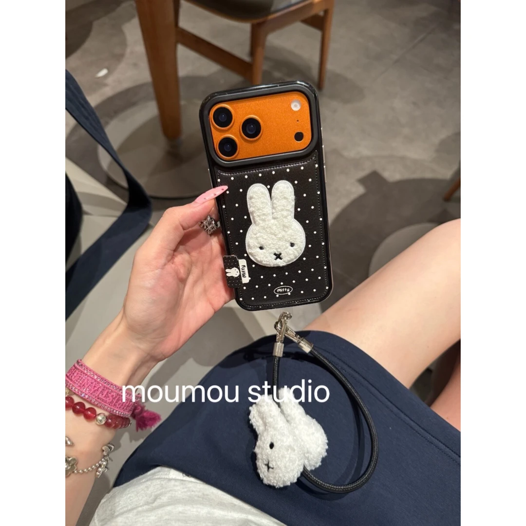 可爱皮纹黑波点毛绒米菲手机壳适用苹果16新款iPhone17防摔15/14