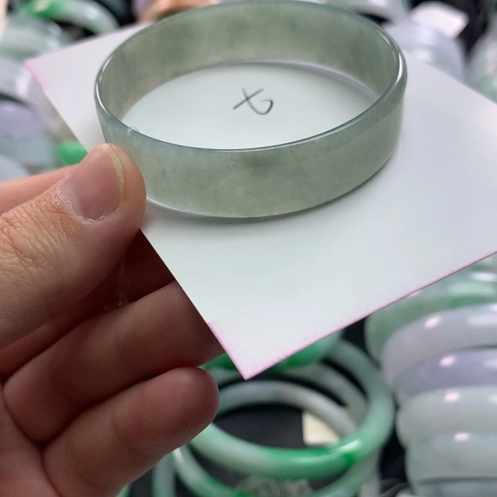 翡翠未镶嵌手镯公主