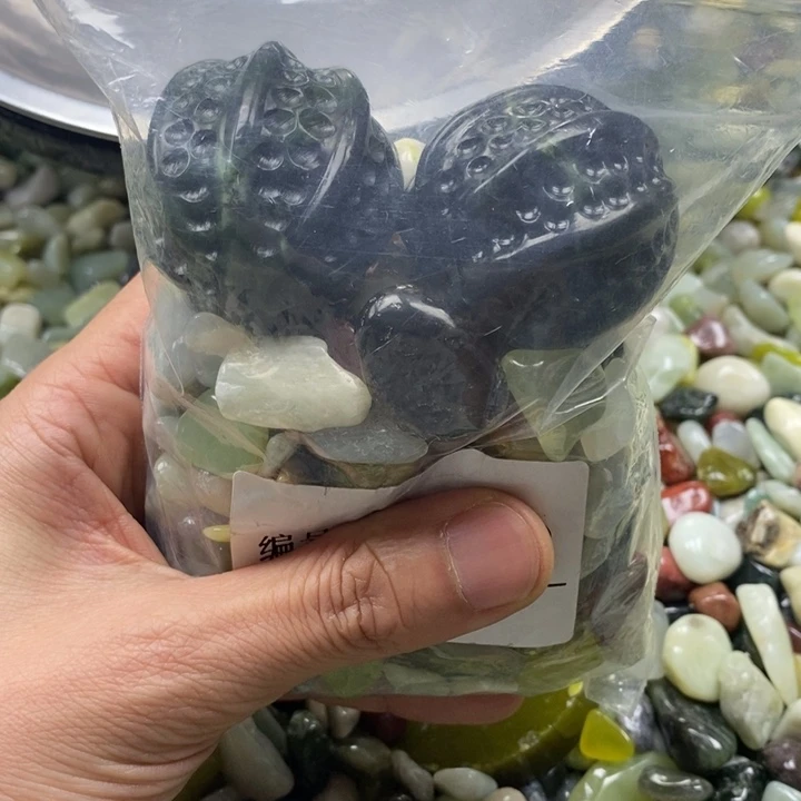 蛇纹石玉鱼缸石未镶嵌