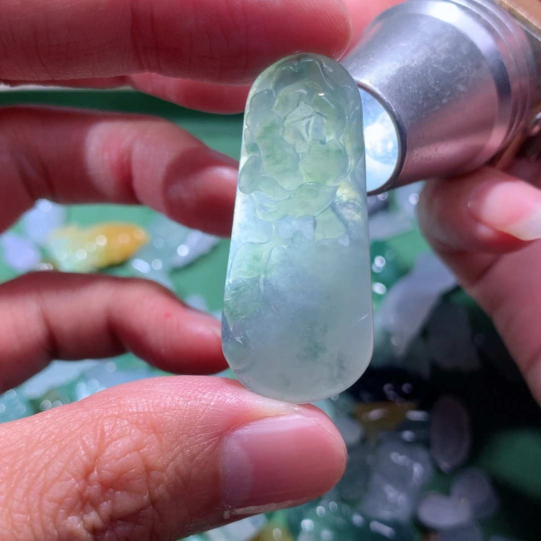 翡翠未镶嵌颈饰牡丹花牌子