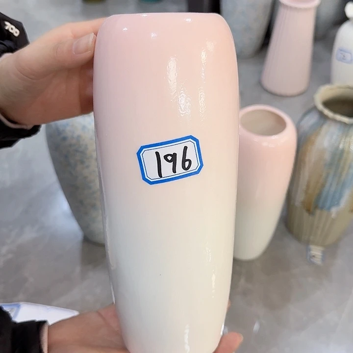 瓶196号粉白亮釉高24厘米微瑕一个