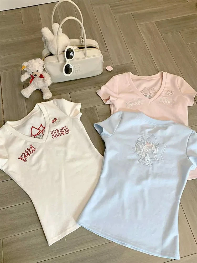 【挚爱猫咪T 退运全补！】镂空设计刺绣辣妹v领短袖T女修身显瘦上衣