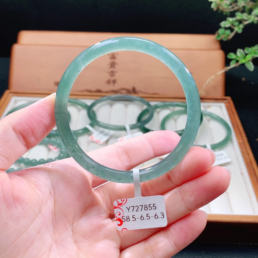 翡翠手镯（圆镯）未镶嵌