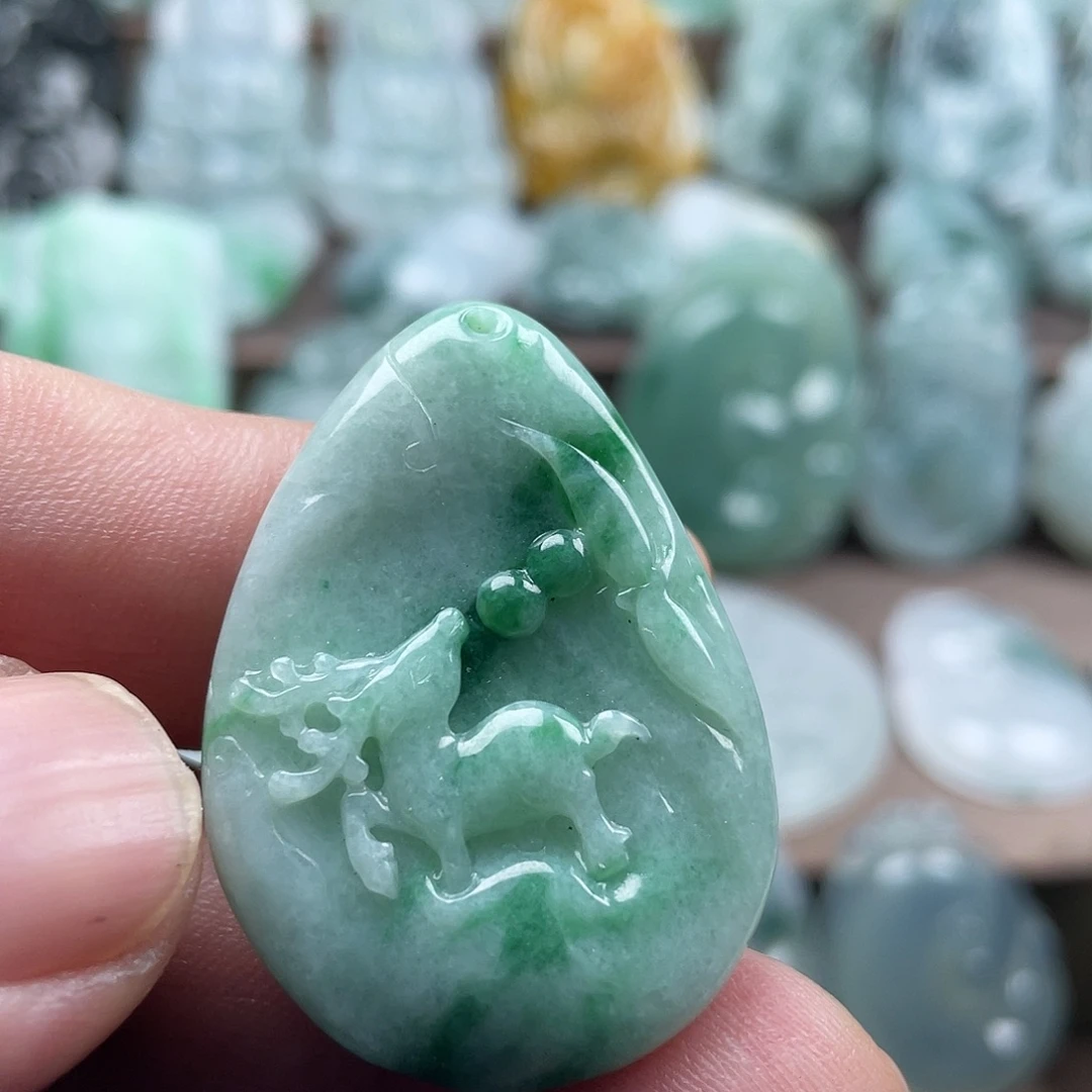 翡翠未镶嵌颈饰梅花鹿