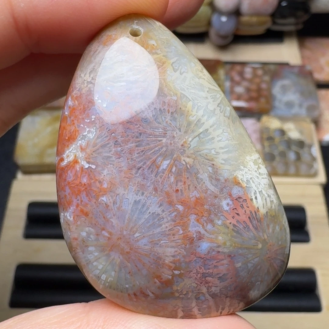 硅化玉未镶嵌好香，彩大花可盘 背面有瑕