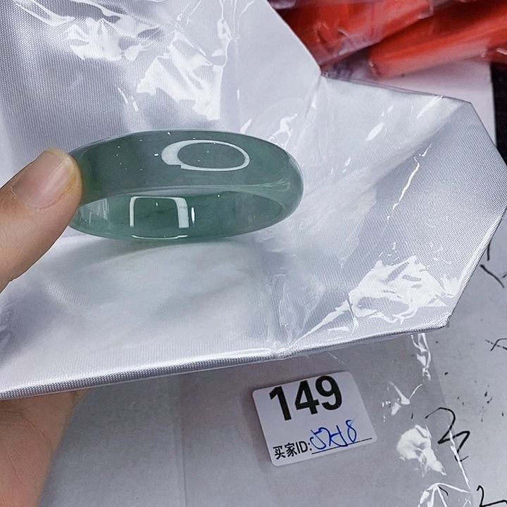 翡翠未镶嵌手镯一图一物实物为准（微瑕处理）