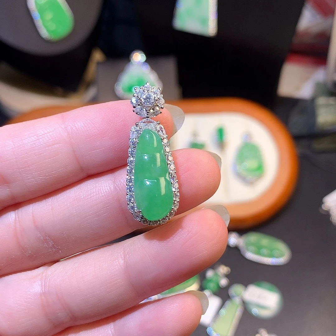 翡翠银S925镶嵌吊坠(不含链)知***。缅甸翡翠豆子