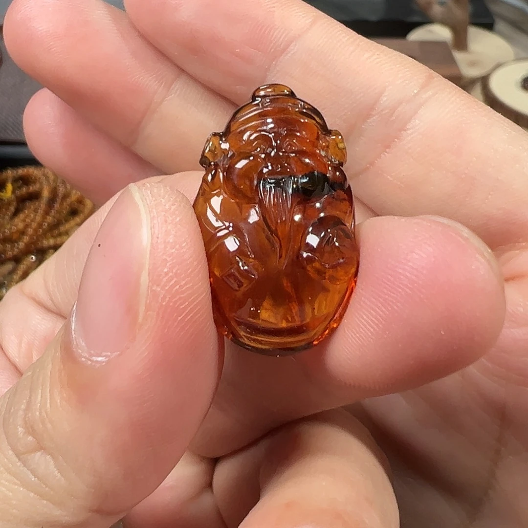 裸石琥珀未镶嵌抚顺琥珀财神雕刻
