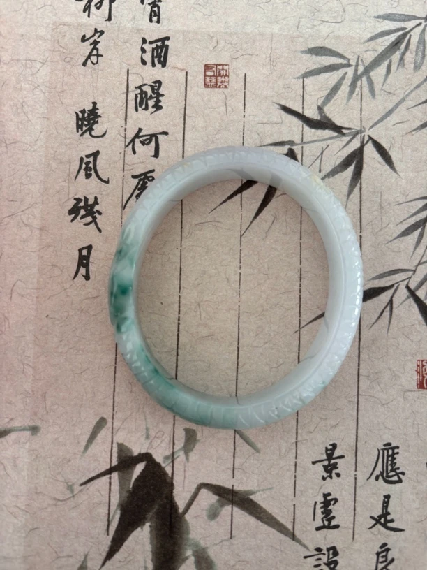 X943-五二加白底青雕花贵妃缅甸翡翠手镯时尚