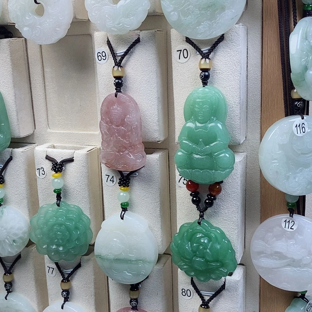 颈饰未镶嵌石英质玉（金丝玉）