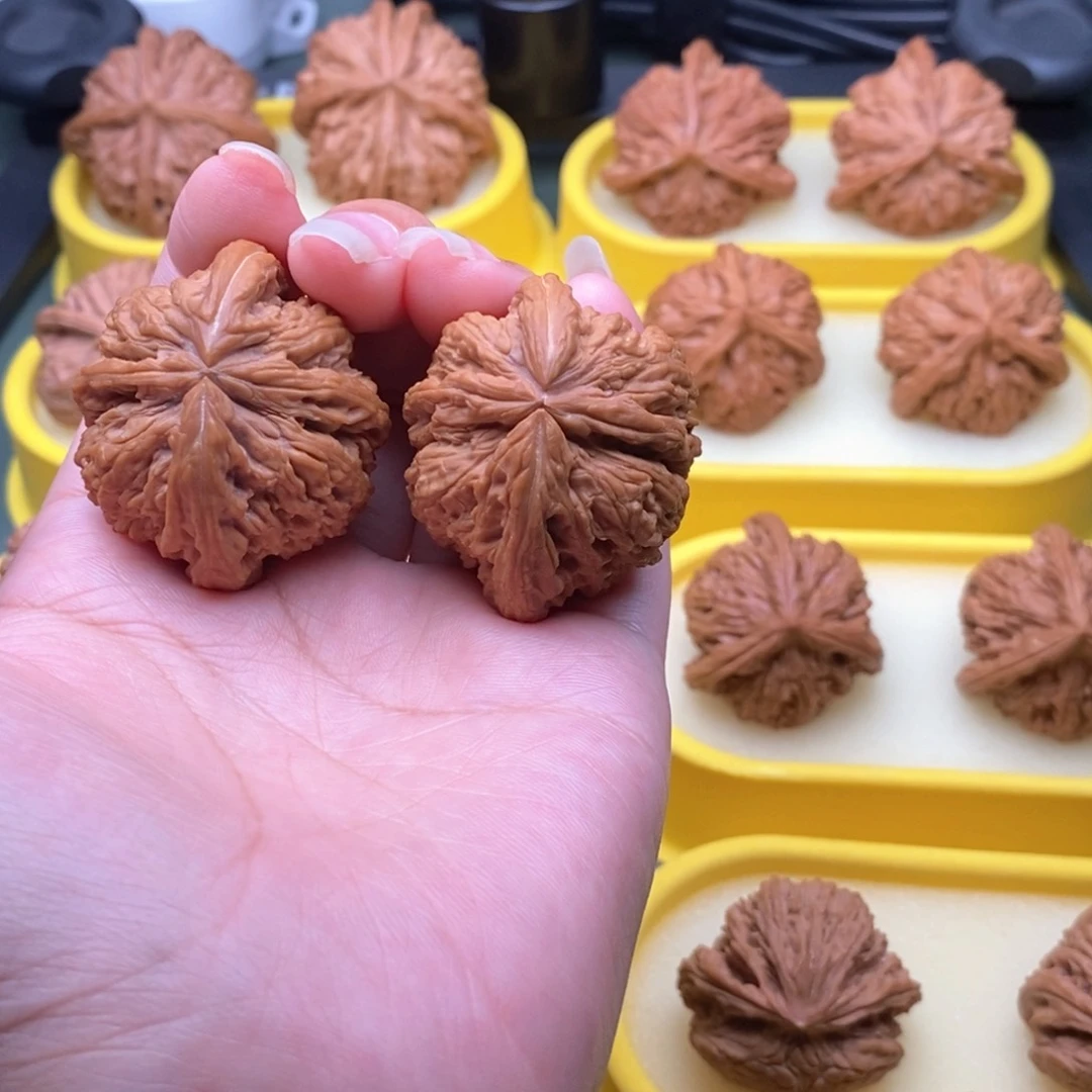 文玩核桃把件南疆石三棱犀牛角38