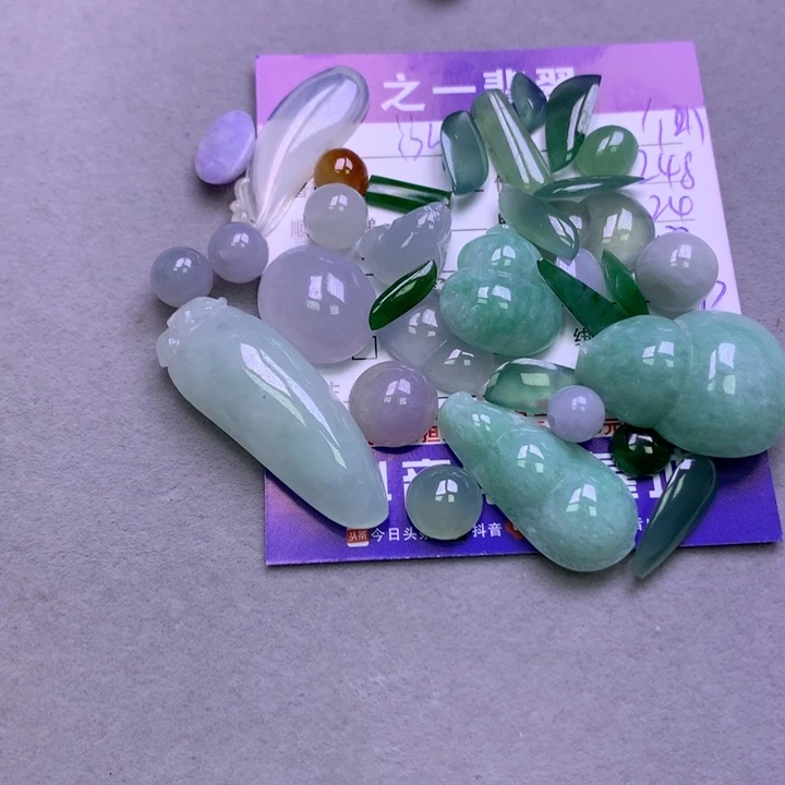 翡翠颈饰未镶嵌泓*