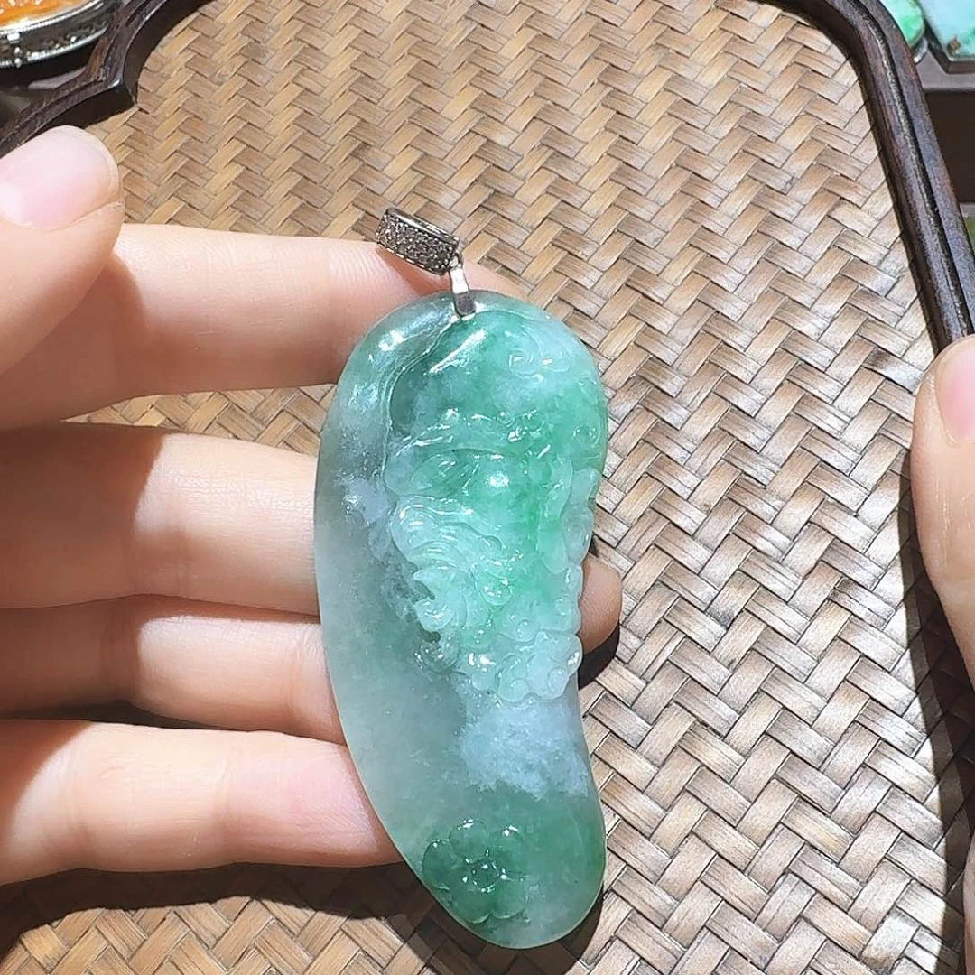 颈饰未镶嵌翡翠个性十足