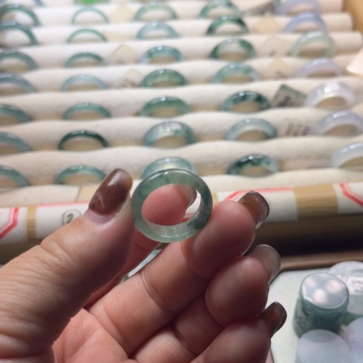 翡翠未镶嵌戒指飘花