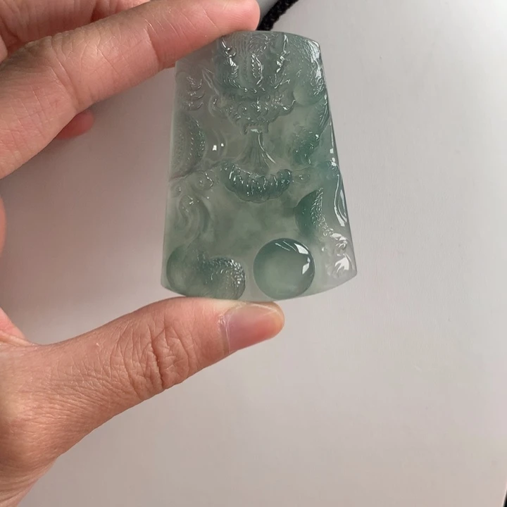 翡翠挂件未镶嵌…..