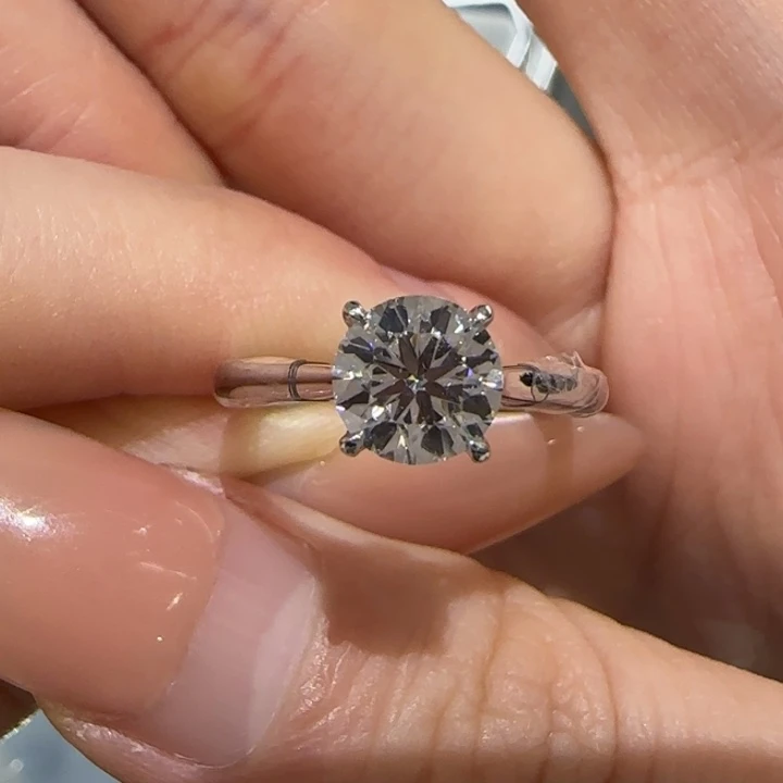 实验室培育钻石铂Pt950镶嵌1卡经典四爪