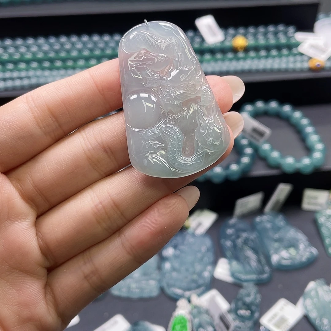 翡翠未镶嵌颈饰龙牌