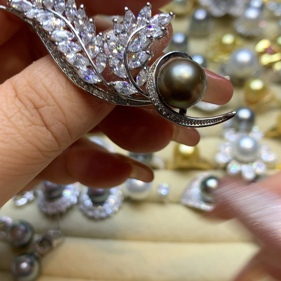 未镶嵌胸饰海水珍珠