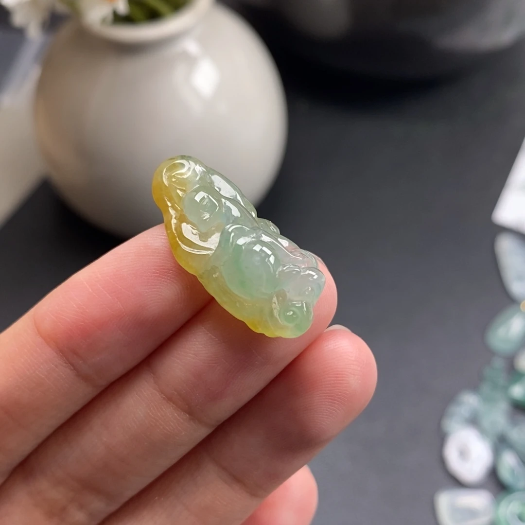 翡翠裸石三彩冰胶九尾狐