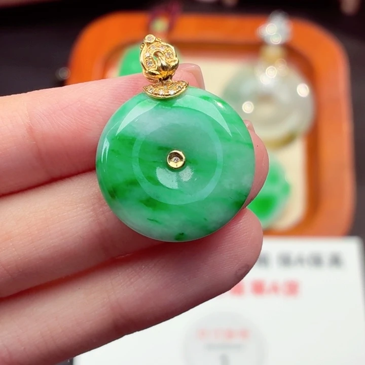 翡翠18K金镶嵌颈饰