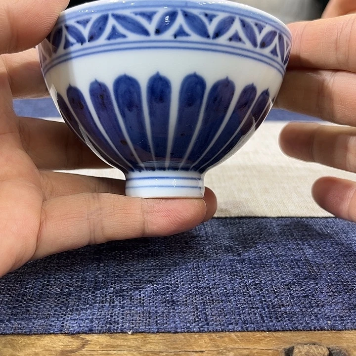 瓷杯子青花莲瓣纹鸡心杯