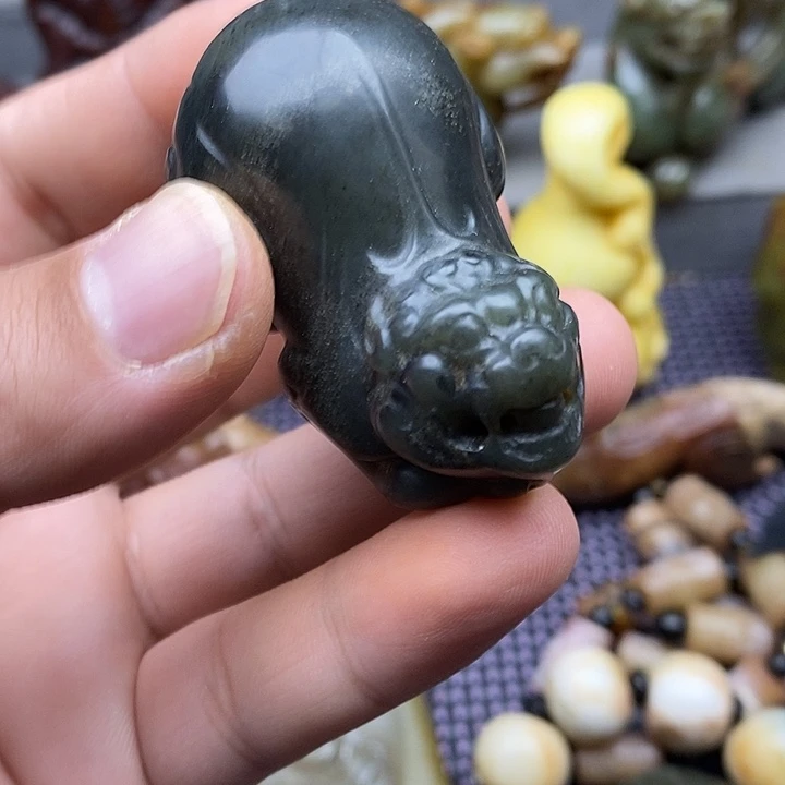 未镶嵌蛇纹石玉颈饰