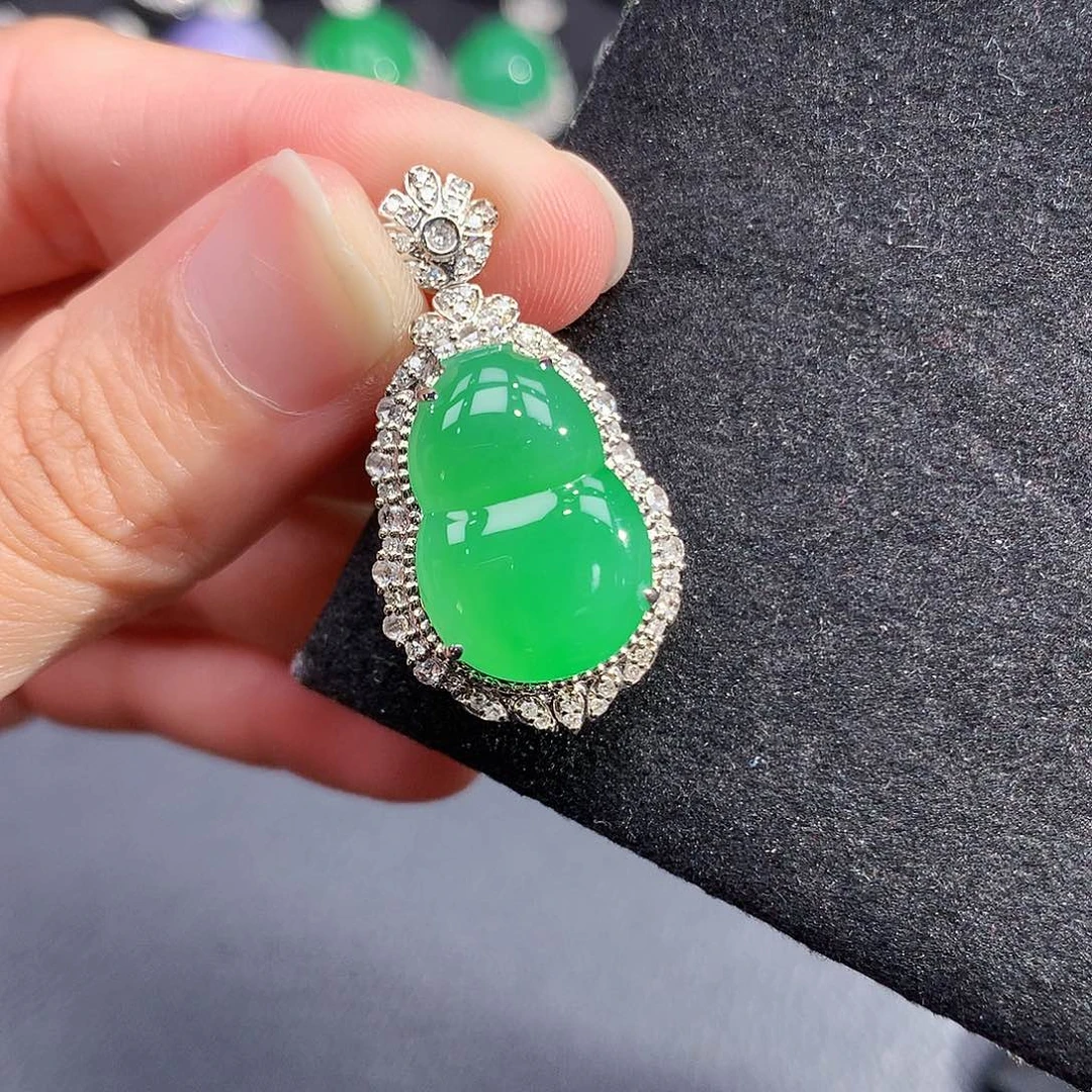 翡翠18K金镶嵌颈饰