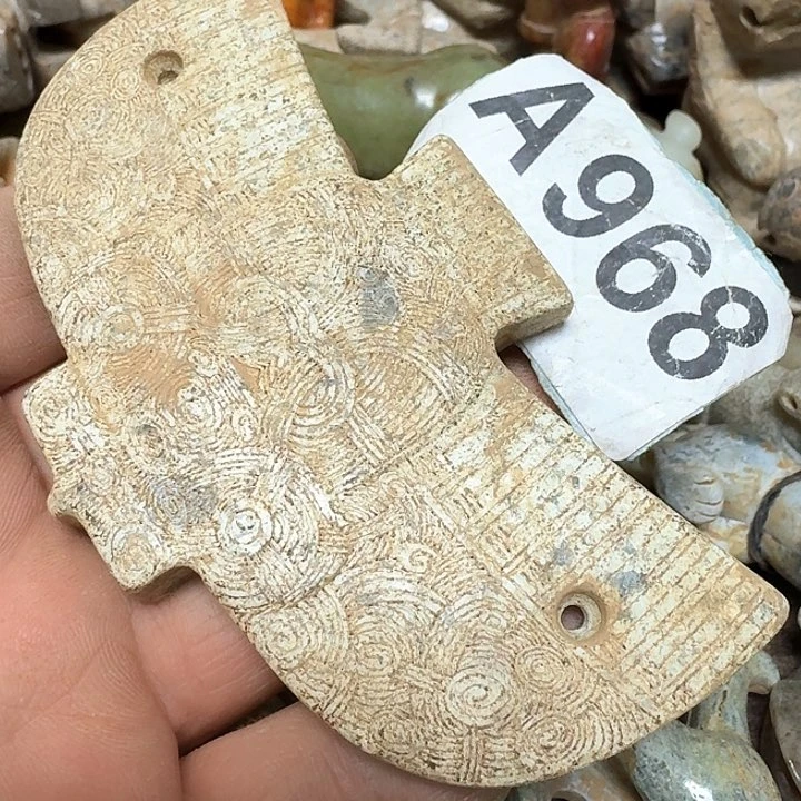 蛇纹石玉颈饰未镶嵌