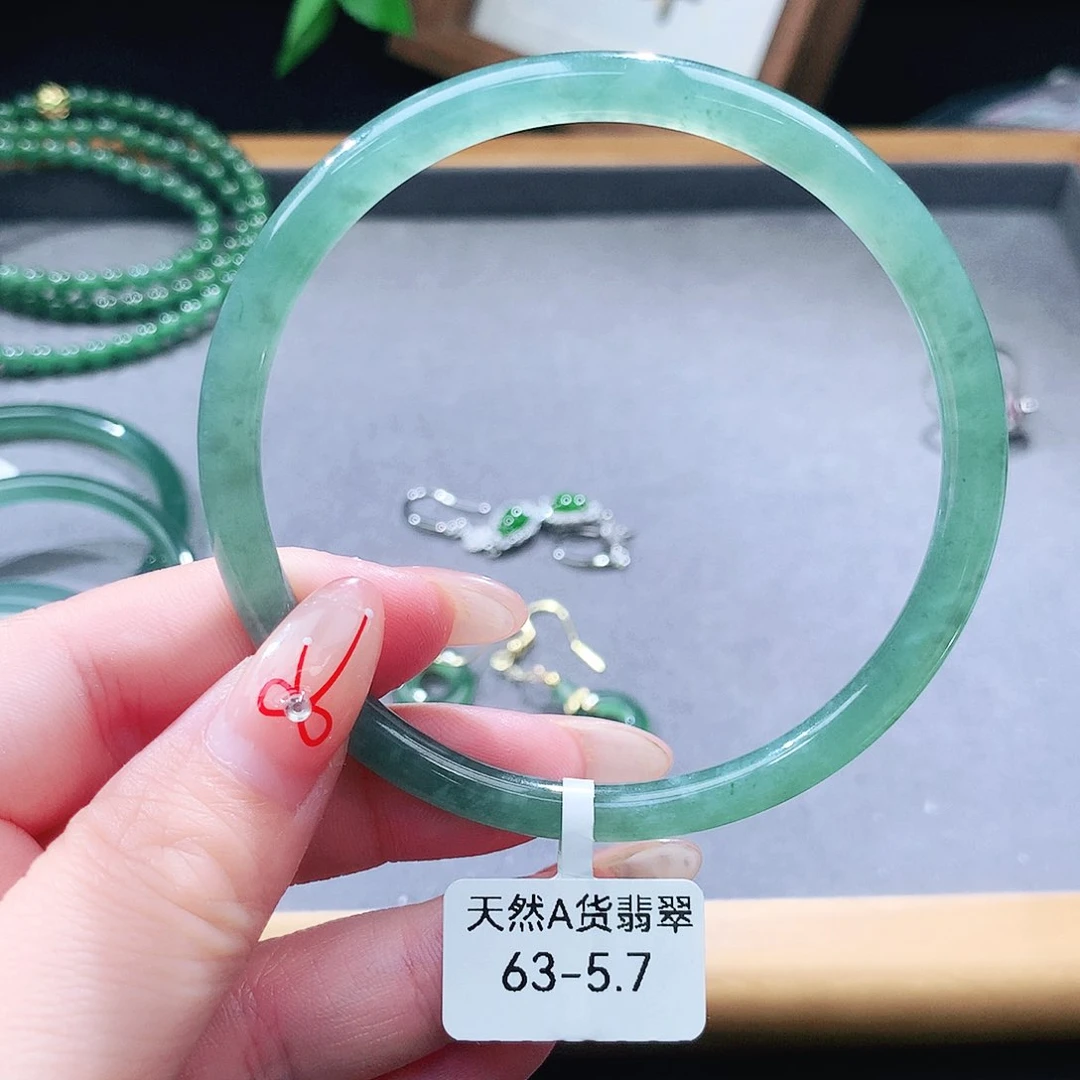 翡翠未镶嵌手镯（圆镯）