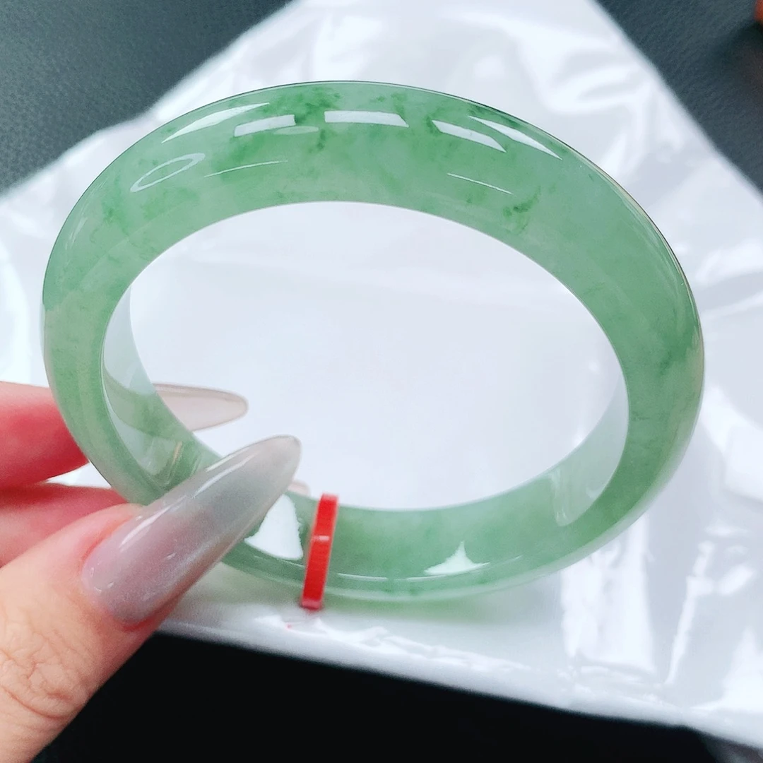 翡翠手镯未镶嵌56圈