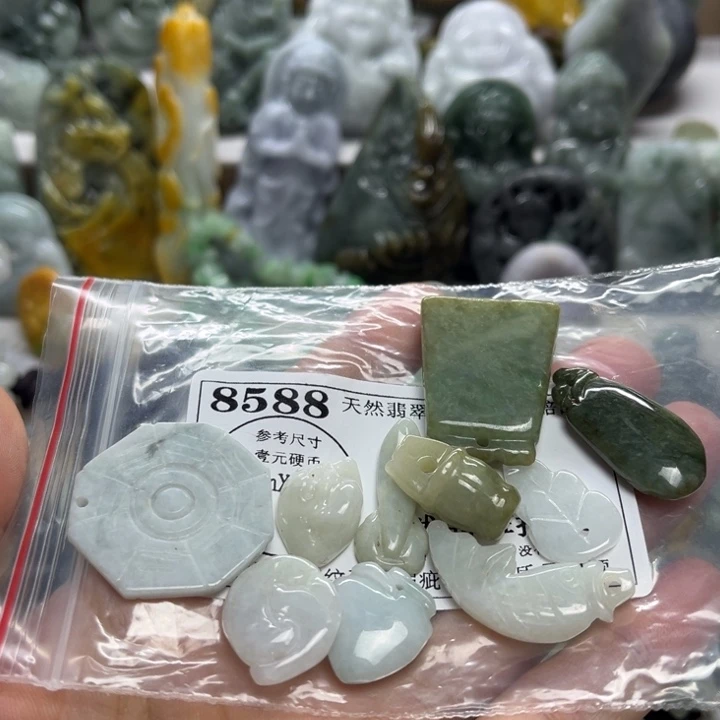 翡翠未镶嵌颈饰8588