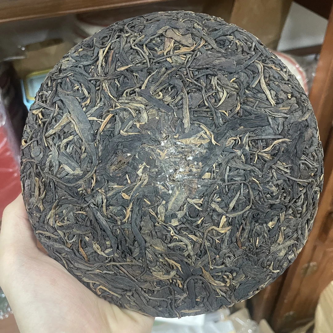 2005年冰岛裸饼 普洱茶  生茶 以实物为准