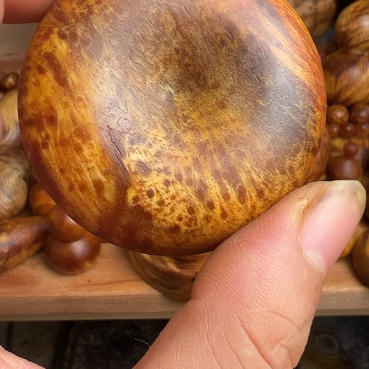 松木微瑕长白山琥珀木手把件