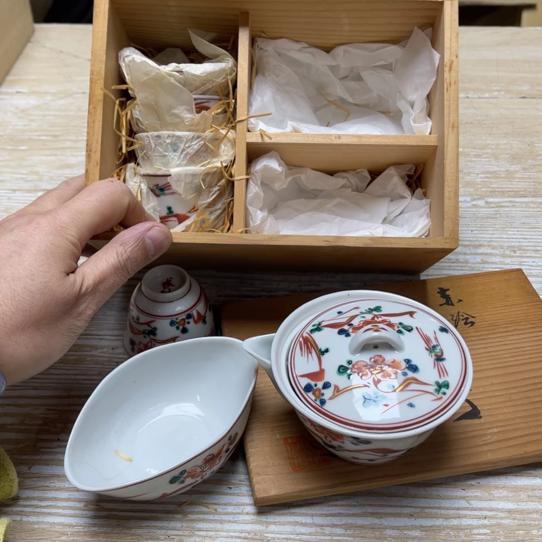 瓷片密密麻麻地排列着一个