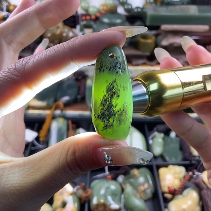 颈饰未镶嵌岫岩河磨玉（透闪石质玉）